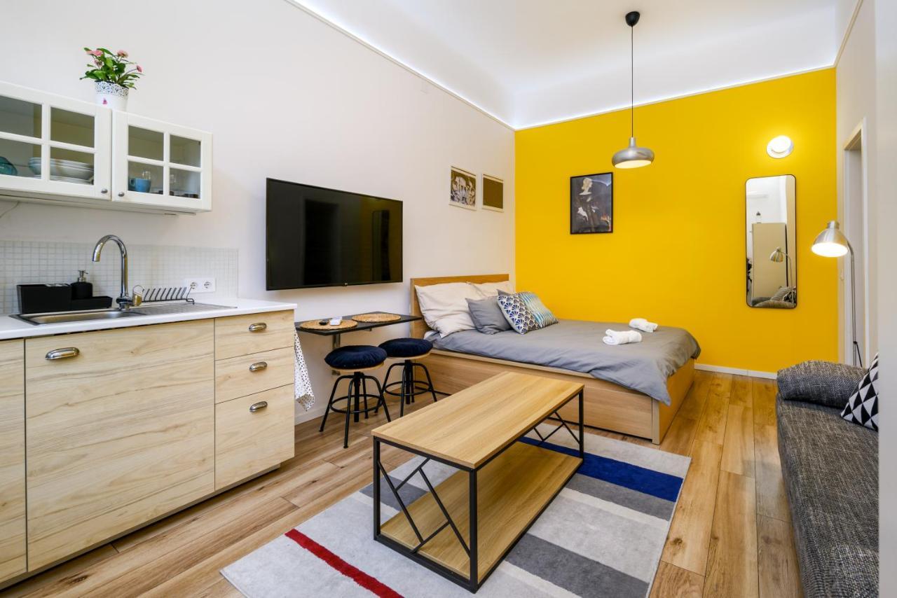 Stylish Yellow Suite In The Heart Of Budapest Bagian luar foto