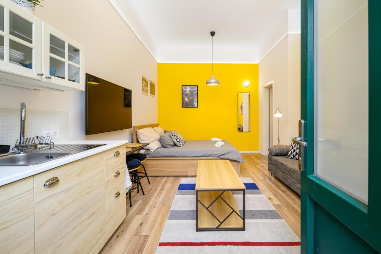Stylish Yellow Suite In The Heart Of Budapest Bagian luar foto